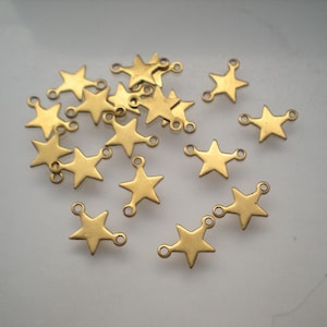 18 kleine flache Stern Verbinder aus Messing