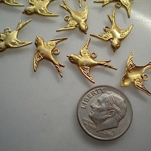 12 small brass bird charms ZE333 image 2