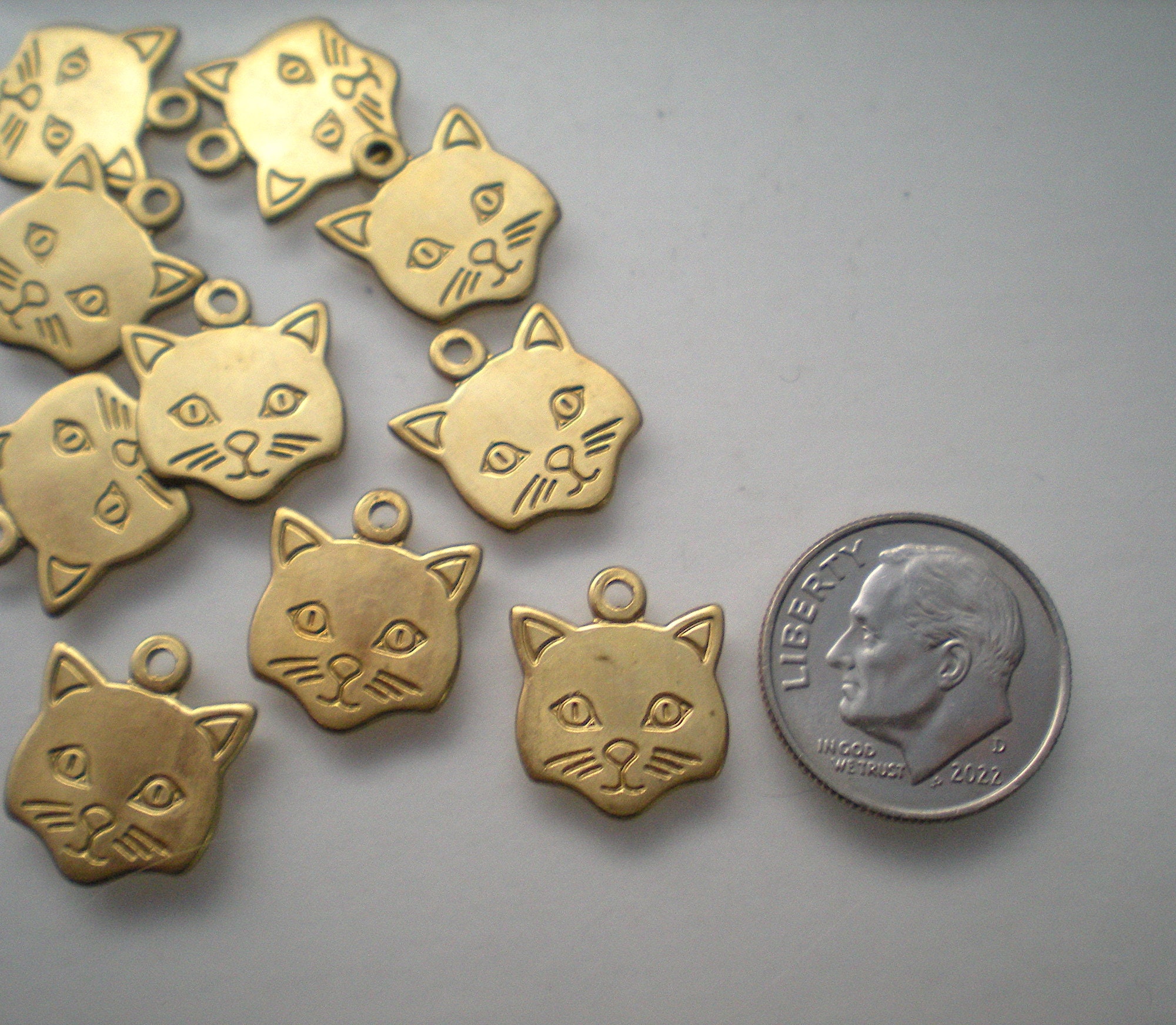 12 Small Brass Cute Cat Face Charms ZE195 - Etsy