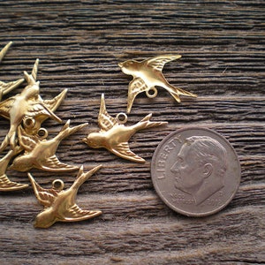 12 small brass bird charms ZE333 image 4