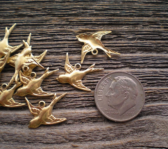 真鍮・金メッキ　小鳥 真鍮製の小さな鳥のチャーム12個入り ZE333 - Etsy 日本