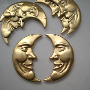 Peut inclure: Quatre ornements en forme de croissant de lune dorés avec un visage sculpté de chaque côté. Les lunes sont toutes orientées dans la même direction.