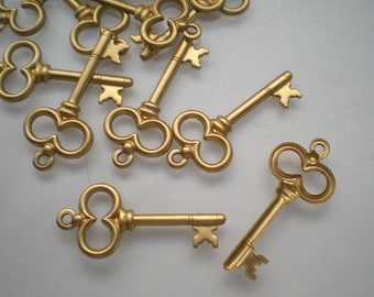 12 small brass key charms ZH509