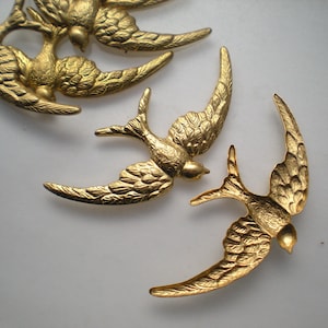 6 medium brass bird stampings ZE295