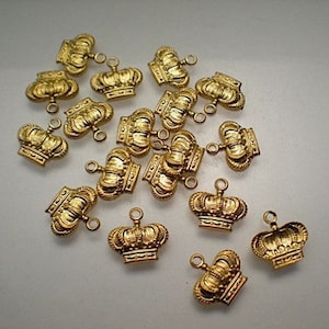 18 tiny brass crown charms ZI303