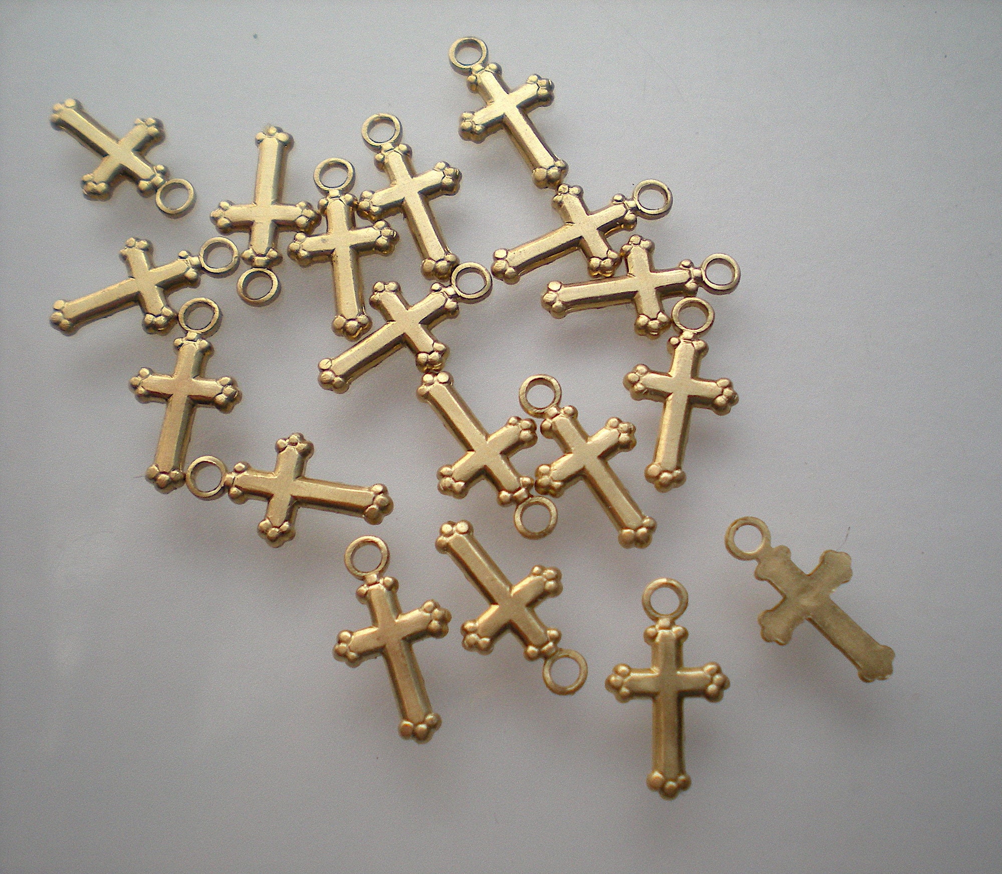 18 Tiny Brass Cross Charms ZI143 - Etsy