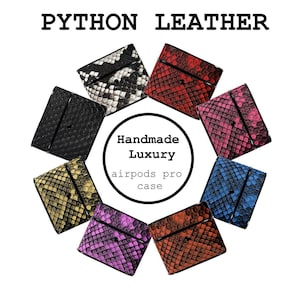 Può includere: Una collezione di custodie Airpods Pro di lusso fatte a mano in vari colori, tra cui nero, rosso, rosa, blu, arancione, viola e giallo. Le custodie sono realizzate in pelle di pitone e disposte a cerchio.