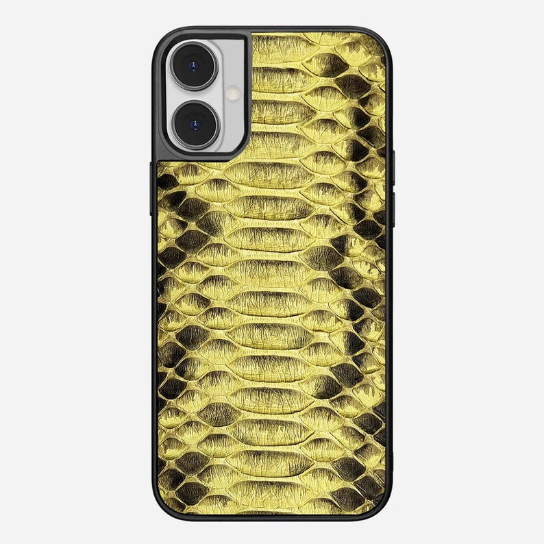 Peut inclure: Coque de t&eacute;l&eacute;phone noire avec un motif peau de serpent dor&eacute;. L'&eacute;tui a une d&eacute;coupe pour double cam&eacute;ra et un bord noir. Le motif peau de serpent pr&eacute;sente un aspect textur&eacute; en forme d'&eacute;cailles avec des nuances de dor&eacute; et de noir.