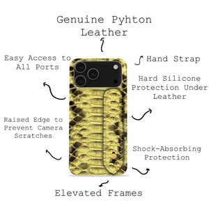 Op de afbeelding: Een telefoonhoesje met een geel en bruin slangenpatroon. De hoes heeft een handriem en verhoogde randen om krassen op de camera te voorkomen. De tekst op de hoes luidt "Genuine Python Leather" en "Easy Access to All Ports."