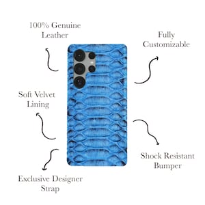 Può includere: Custodia per telefono blu con texture a pelle di serpente. La custodia è realizzata in vera pelle al 100% e presenta una morbida fodera in velluto, un paraurti antiurto e un cinturino di design esclusivo. Completamente personalizzabile.