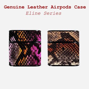 Könnte beinhalten: Zwei Airpods-Hüllen aus echtem Leder mit schwarzem Rand. Eine Hülle hat ein rosa, orangefarbenes und gelbes Schlangenhautmuster, die andere ein braunes und beiges Schlangenhautdesign. Der Text "Genuine Leather Airpods Case Eline Series" steht oben.