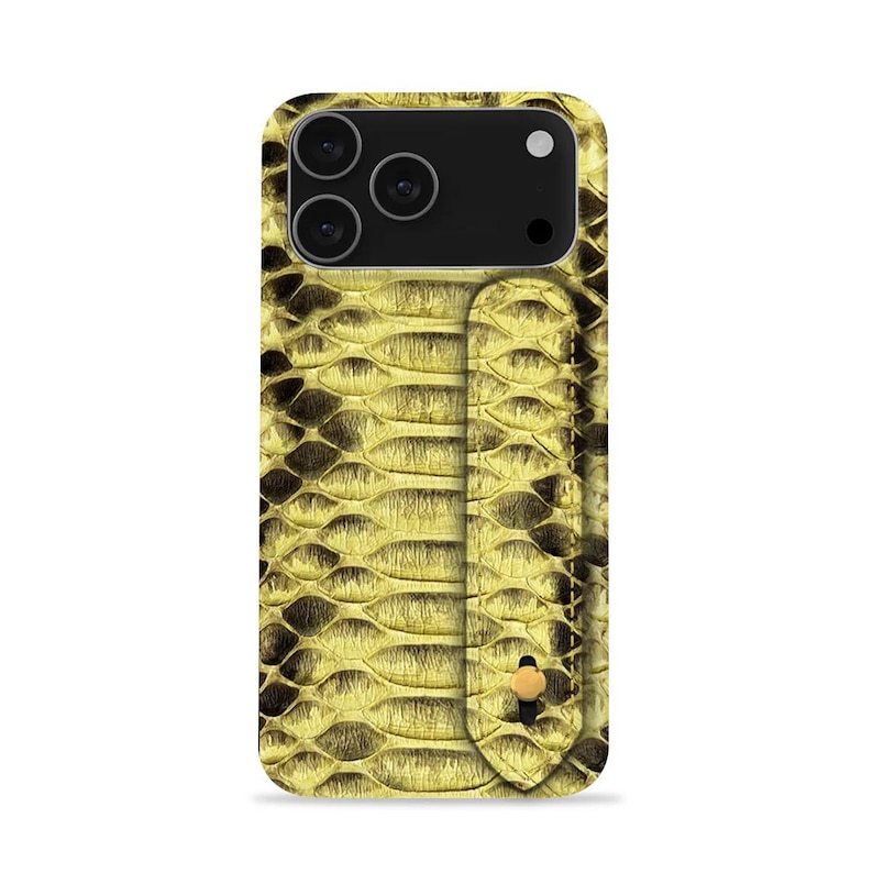 Op de afbeelding: Een gele en zwarte telefoonhoes met slangenleertextuur en een kaarthouder. De hoes heeft een camera-uitsparing voor een smartphone. De kaarthouder is aan de achterkant van de hoes bevestigd met een goudkleurige knoopsluiting.