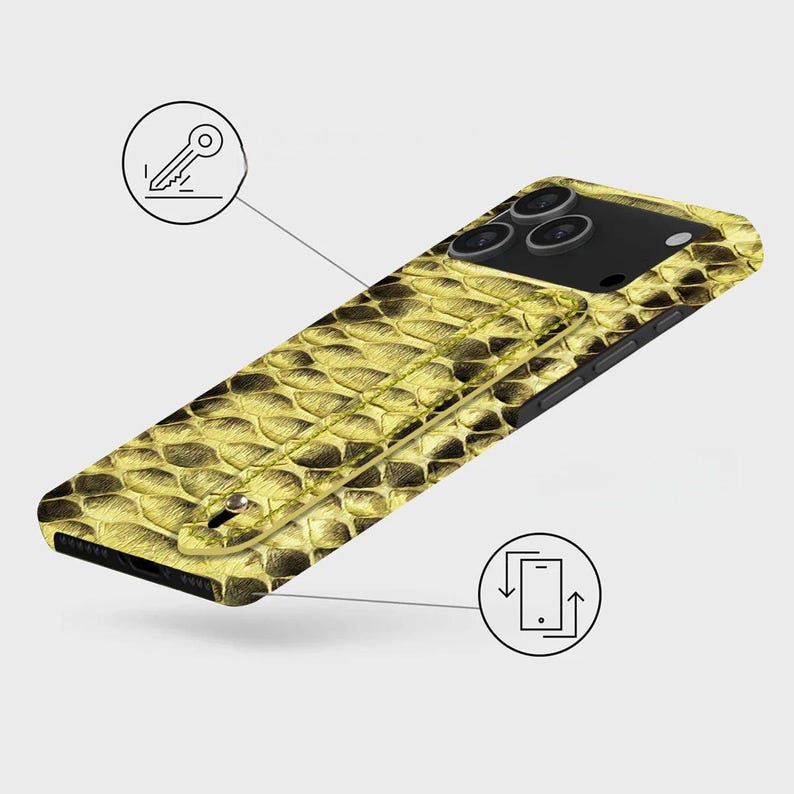 Op de afbeelding: Een goud-zwarte telefoonhoes met een slangenleerpatroon. De hoes heeft een kaarthouder en een camera-uitsparing. De telefoonhoes is onder een hoek getoond, met een sleutel- en een telefoonpictogram op de achtergrond.