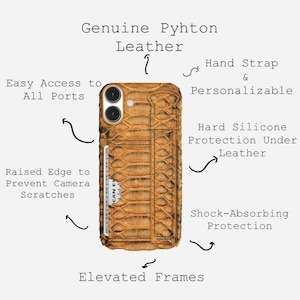Puede incluir: Funda de teléfono de cuero de pitón genuino, con un patrón texturizado marrón y beige. La funda tiene una ranura para tarjetas, bordes elevados y el texto "Genuine Python Leather". Ofrece fácil acceso a los puertos, una correa de mano y protección contra impactos.