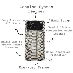 Może przedstawiać: Etui na telefon z białym i szarym wzorem skóry węża. Etui posiada pasek na rękę i zawiera tekst "Genuine Python Leather", "Easy Access to All Ports" oraz "Raised Edge to Prevent Camera Scratches".