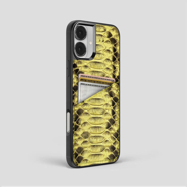 Peut inclure: Coque noire pour iPhone avec motif peau de serpent dor&eacute; et porte-cartes int&eacute;gr&eacute;. Le porte-cartes contient plusieurs cartes. La coque prot&egrave;ge le t&eacute;l&eacute;phone tout en offrant un look &eacute;l&eacute;gant.