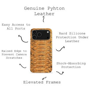 Könnte beinhalten: Handyhülle mit echtem Pythonleder-Design. Merkmale sind einfacher Zugang zu Anschlüssen, erhöhter Rand zum Schutz vor Kamerakratzern, harter Silikonschutz unter dem Leder und erhöhte Rahmen.