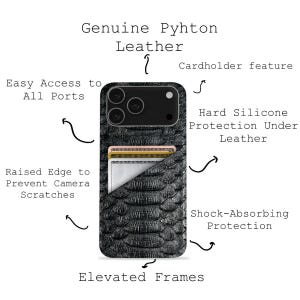 Könnte beinhalten: Schwarze Leder-Handyhülle mit Schlangenhautstruktur. Die Hülle verfügt über einen Kartenhalter, erhöhte Kanten zum Schutz der Kamera und Stoßdämpfung. Auf der Hülle steht "Genuine Python Leather".