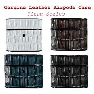 Può includere: Quattro custodie in pelle per Airpods in bianco, marrone, blu scuro e nero. Ogni custodia presenta un motivo strutturato a forma di coccodrillo e un bordo nero. L'etichetta recita "Genuine Leather Airpods Case Titan Series".