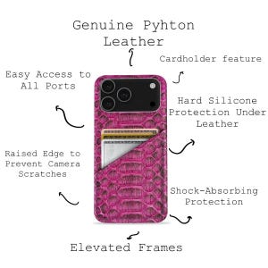 Può includere: Una custodia per telefono in pelle magenta con motivo a pelle di serpente. La custodia ha una funzione portacarte e bordi rialzati per evitare graffi alla fotocamera. Il testo sulla custodia recita "Genuine Pyhton Leather".