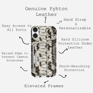 Op de afbeelding: Telefoonhoesje met een slangenpatroon in grijstinten en wit. De hoes heeft een handriem, gemakkelijke toegang tot poorten en verhoogde randen om krassen te voorkomen. Tekst op de hoes luidt "Genuine Python Leather".