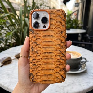 Handgemaakt iPhone-hoesje van pythonleer: Oranje, handgemaakt, echt leer, hoesje voor iPhone 18 Pro Max