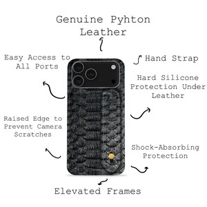 Może przedstawiać: Czarne etui na telefon z teksturowanym wzorem wężowym. Zawiera pasek na rękę, podwyższone krawędzie i łatwy dostęp do portów. Wykonane z prawdziwej skóry pytona z twardą ochroną silikonową i funkcjami amortyzującymi wstrząsy.