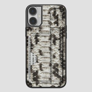 Coque iPhone personnalisée en cuir de python | Dragonne dorée à breloques initiales