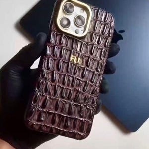 Gepersonaliseerd iPhone 18 Pro Max telefoonhoesje - Hoesje van reliëf krokodillenleer, authentieke handgemaakte hoes voor iPhone en Samsung modellen