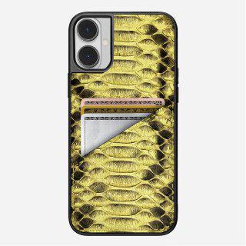 Peut inclure: Coque de t&eacute;l&eacute;phone dor&eacute;e et noire avec un motif peau de serpent. L'&eacute;tui int&egrave;gre un porte-cartes avec deux cartes visibles. Con&ccedil;u pour un smartphone avec un appareil photo &agrave; double objectif.