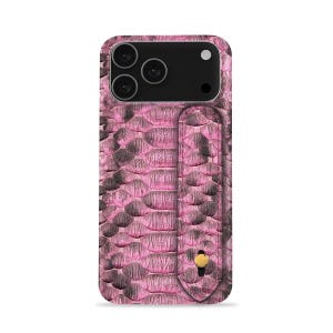 Może przedstawiać: Różowa i czarna obudowa telefonu z wzorem skóry węża, uchwytem na karty i złotym guzikiem. Obudowa ma wycięcie na aparat.