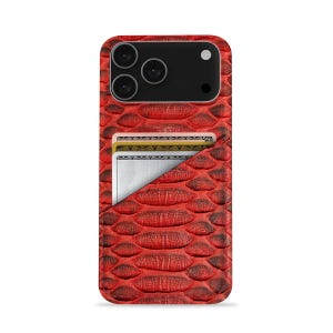 Può includere: Una custodia rossa per telefono con una trama a pelle di serpente, con un modulo fotocamera e una tasca porta carte. La tasca contiene due carte. La custodia è progettata per uno smartphone.