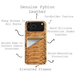 Puede incluir: Funda de teléfono marrón con estampado de piel de serpiente, tarjetero y bordes elevados. Protección antichoque y fácil acceso a los puertos. El texto dice "Genuine Pyhton Leather".