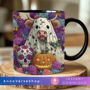 Può includere: Tazza con manico nero con un design a tema Halloween. Il design include una mucca in costume da fantasma, una zucca intagliata, un teschio di zucchero e farfalle, su uno sfondo floreale. La tazza è su una superficie di legno.