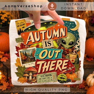 Puede incluir: Una camiseta blanca con un diseño gráfico que muestra un alienígena, un OVNI, hojas de otoño, una cabaña, setas y una calabaza. El texto dice "The skies are calling!", "AUTUMN IS OUT THERE", "Crisp air. Cozy nights.", "HOT CIDER" y "UFO SIGHTING ADMIT ONE".