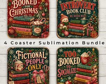 Könnte beinhalten: Ein Set aus vier quadratischen Untersetzern mit weihnachtlichen Illustrationen. Jeder Untersetzer zeigt Bücherstapel, Tassen mit heißer Schokolade, geschmückte Bäume und festlichen Text, darunter Booked for Christmas, The Introvert Book Club, Fictional People Only und Too Booked to Socialize.