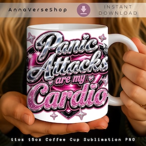Può includere: Tazza da caffè in ceramica bianca con la scritta "Panic Attacks are my Cardio" in un carattere argentato lucido, su un design a cuore rosa e nero. La tazza ha un manico bianco e sono visibili anche i testi "AnnaVerseShop" e "Instant Download".