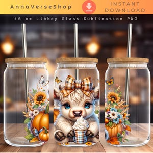 Op de afbeelding: Transparant 473 ml Libbey-glas met een houten deksel en een roestvrijstalen rietje. Het glas heeft een herfstthema-ontwerp met een schattige Schotse hooglander, pompoenen, zonnebloemen en vlinders. De tekst "AnnaVerseShop" staat bovenaan.