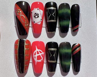 Uñas postizas inspiradas en Crazy Form de ATEEZ, manicura en negro, rojo y dorado