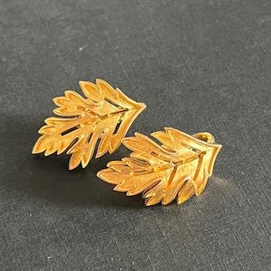 Vintage Trifari Gold Tone Leaf Clip On Earrings: Mid Century Costume Jewelry