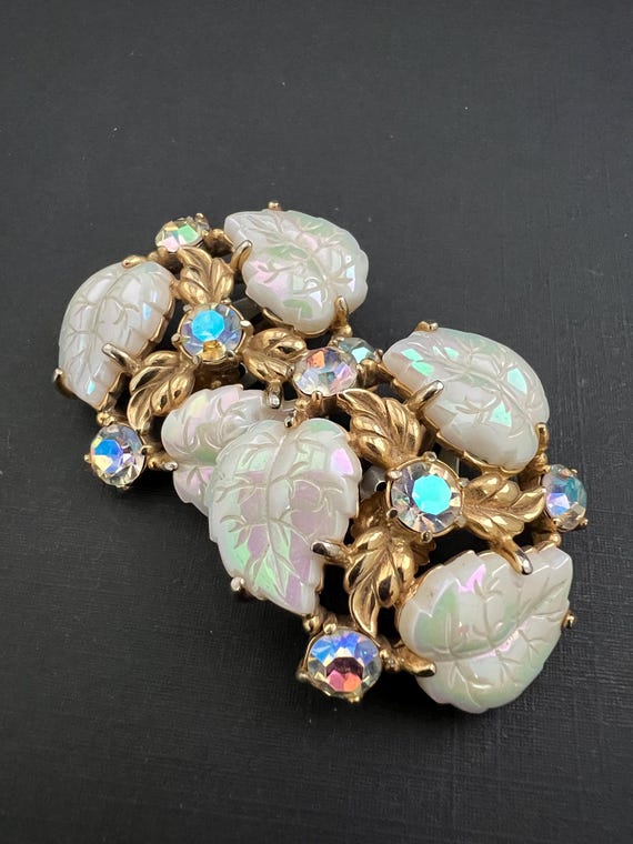 ❤︎エルザ　スパキャレリ　ヴィンテージ　イヤリング Rare Vintage Elsa Schiaparelli Iridescent Glass Leaf & Rhinestone