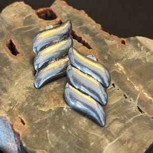 Vintage örhängen i sterlingsilver med virvel | Skulpterad vågdesign
