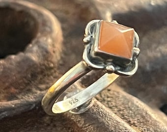 Vintage Sterling Silber Pfirsich Mondstein Pyramidenring, 925 Geometrischer Cabochonring