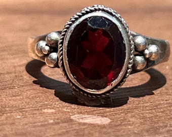 Anel vintage em prata de lei com granada cabochão