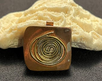 Colgante vintage de cobre en espiral: collar modernista artesanal sin firmar