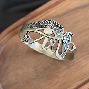 Bracciale rigido in argento con occhio di Horus / Rinascimento egiziano