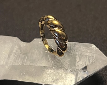 Anel vintage Caspian International com faixa em corda, banhado a ouro vermeil sobre prata de lei.