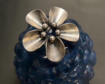 Rara spilla vintage N.E. From in argento sterling, modello modernista a forma di fiore – Design danese di metà secolo
