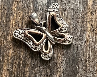 Colgante de hada y mariposa en plata de ley / Charm con detalles en plata 925 y oro de 10 quilates / Joyería natural caprichosa / Colgante pequeño estilo vintage