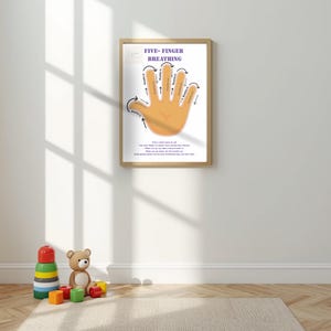 Peut inclure: Une affiche encadrée avec le texte "FIVE-FINGER BREATHING" et une illustration de main. L'affiche comporte des flèches indiquant les schémas de respiration. Le cadre est de couleur marron clair. L'affiche est accrochée à un mur blanc.